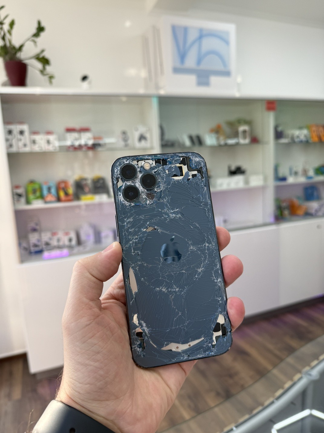 Betört iPhone hátlapüveg hátlapcsere előtt – NorbiPhone Orosháza