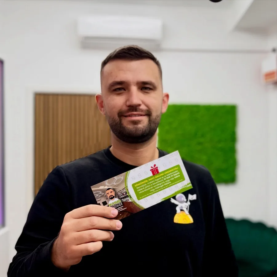 Papp Norbert, a NorbiPhone alapítója az orosházi üzletben