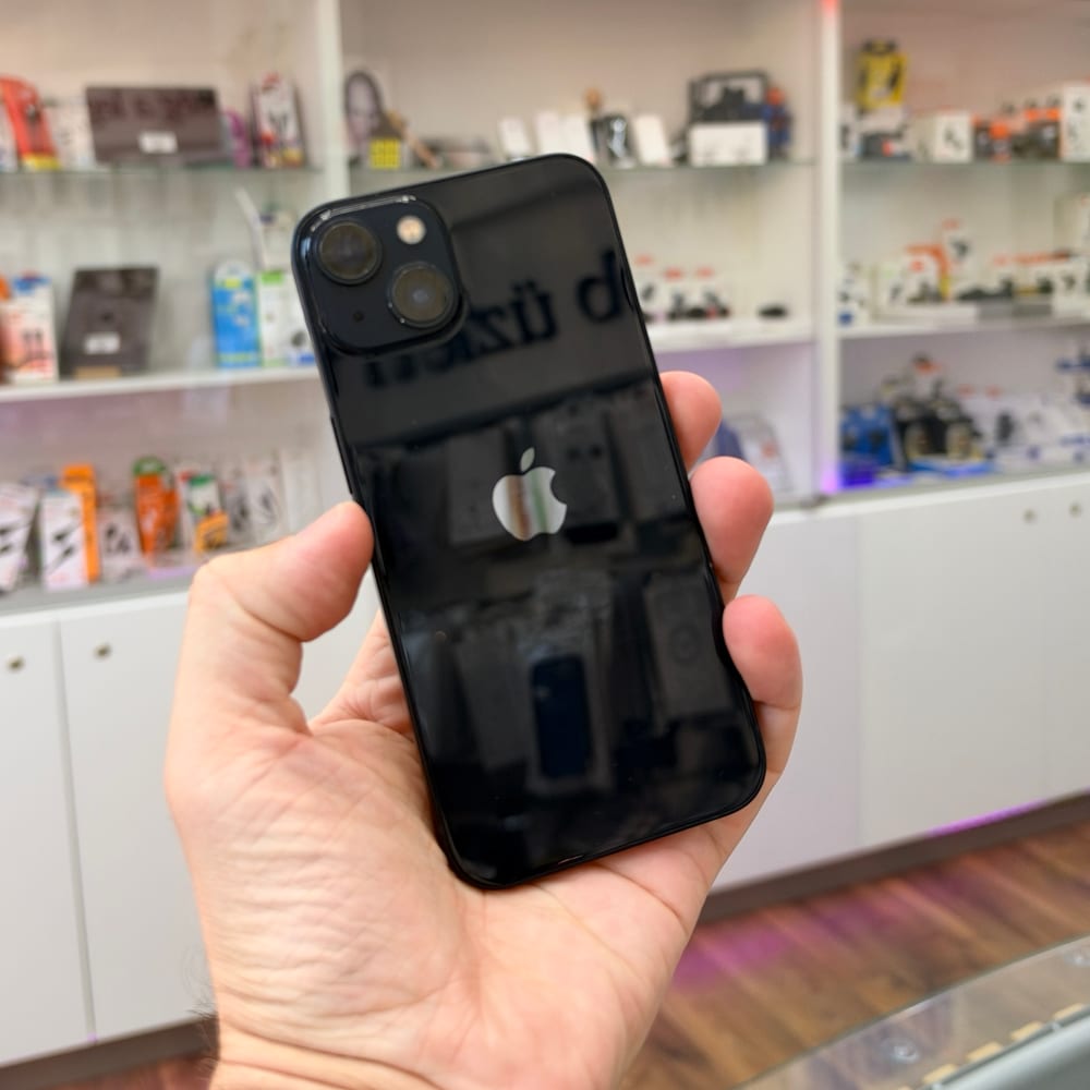 Ugyanaz az iPhone 13 új hátlappal, a csere után – valódi fotó a NorbiPhone üzletéből