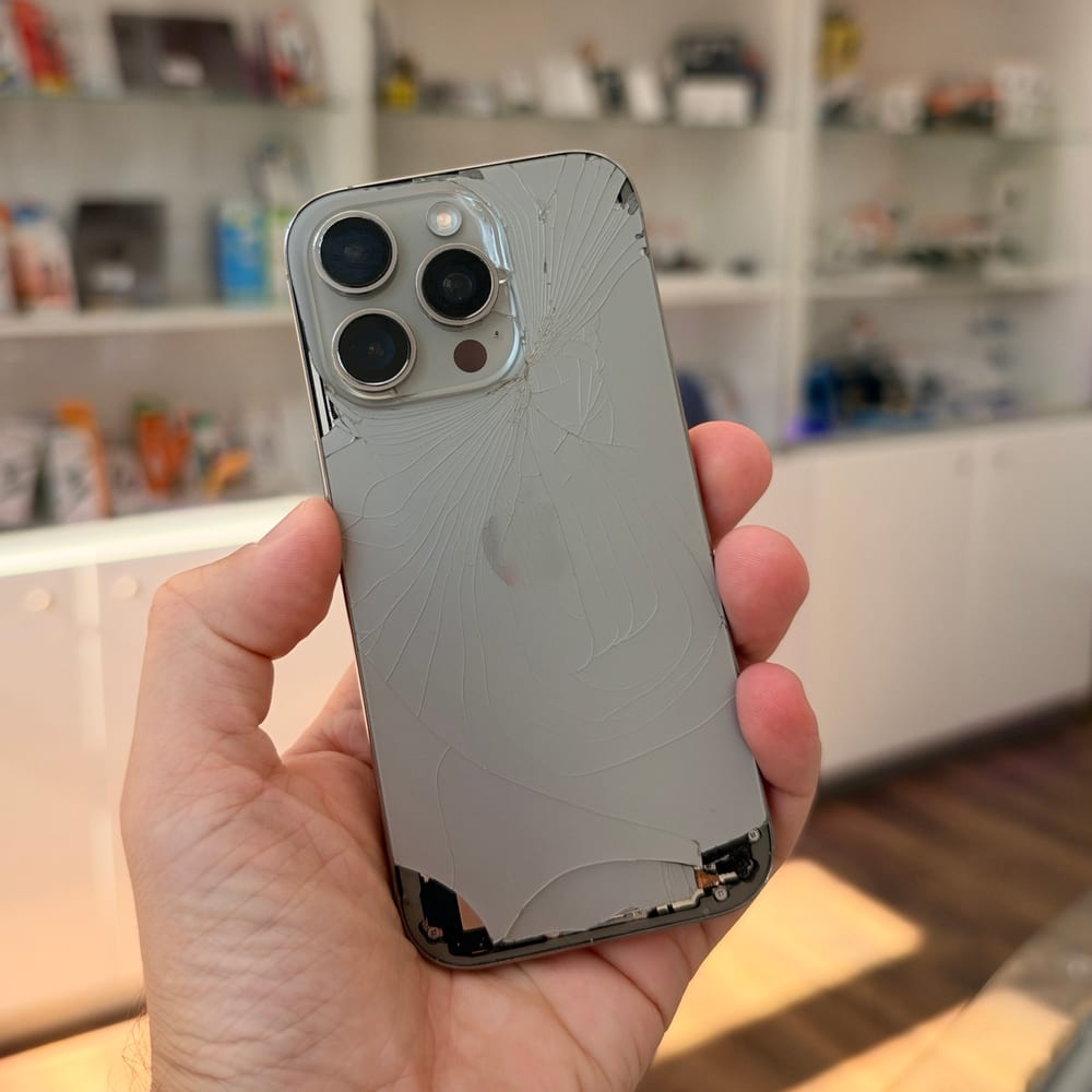 Betört hátlapú iPhone Pro a hátlapcsere előtt – valódi fotó a NorbiPhone üzletéből