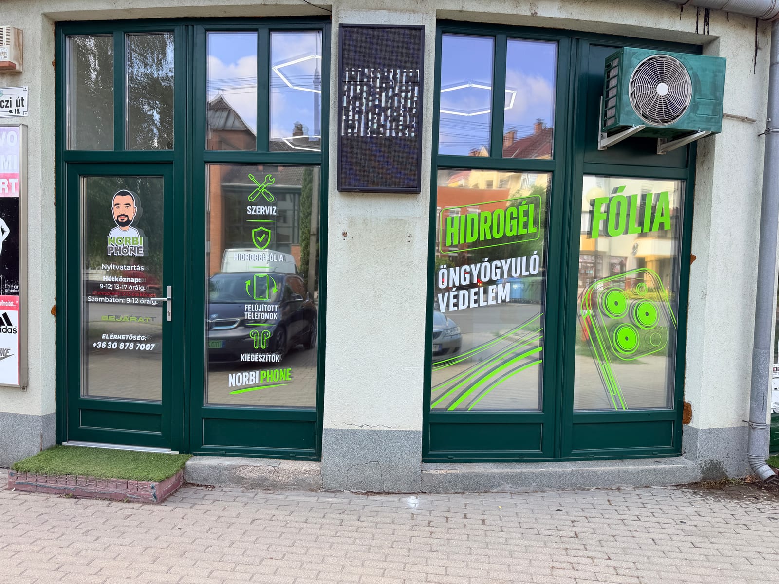A NorbiPhone belvárosi üzlete kívülről, Orosháza Rákóczi út 16.